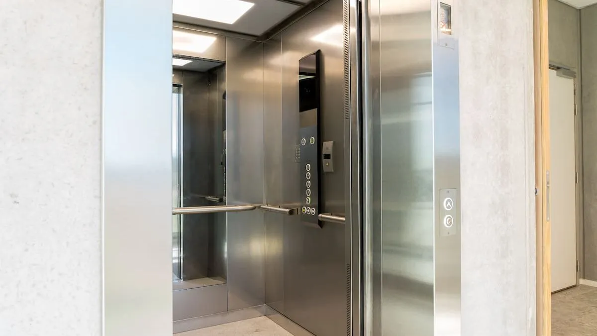 Descubre la curiosa razón detrás de los espejos en los ascensores.