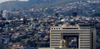 Humo en el Congreso de Valparaíso activa alerta y operativo de Bomberos.