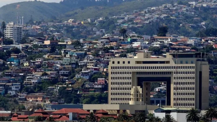 Humo en el Congreso de Valparaíso activa alerta y operativo de Bomberos.