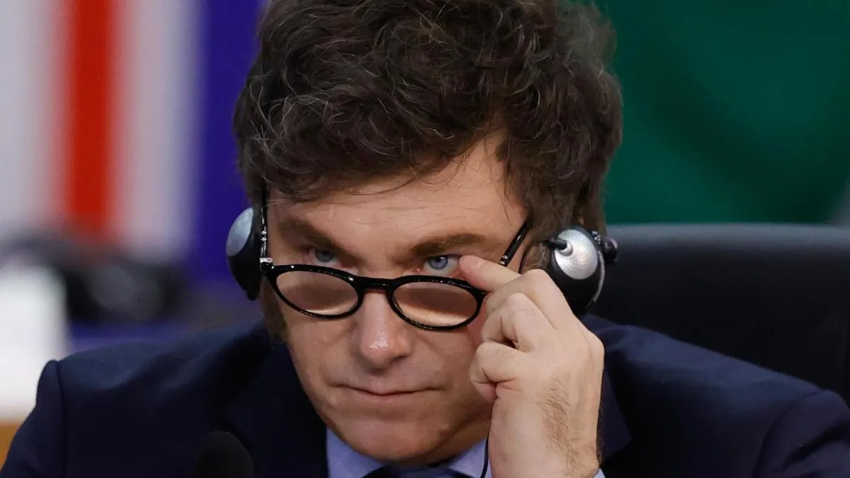 El gobierno de Milei despide a funcionaria que quería que influencers pagaran impuestos.