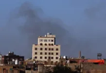 Cuatro muertos en bombardeos israelíes en Yemen; OMS confirma ataque en aeropuerto.