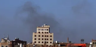 Cuatro muertos en bombardeos israelíes en Yemen; OMS confirma ataque en aeropuerto.