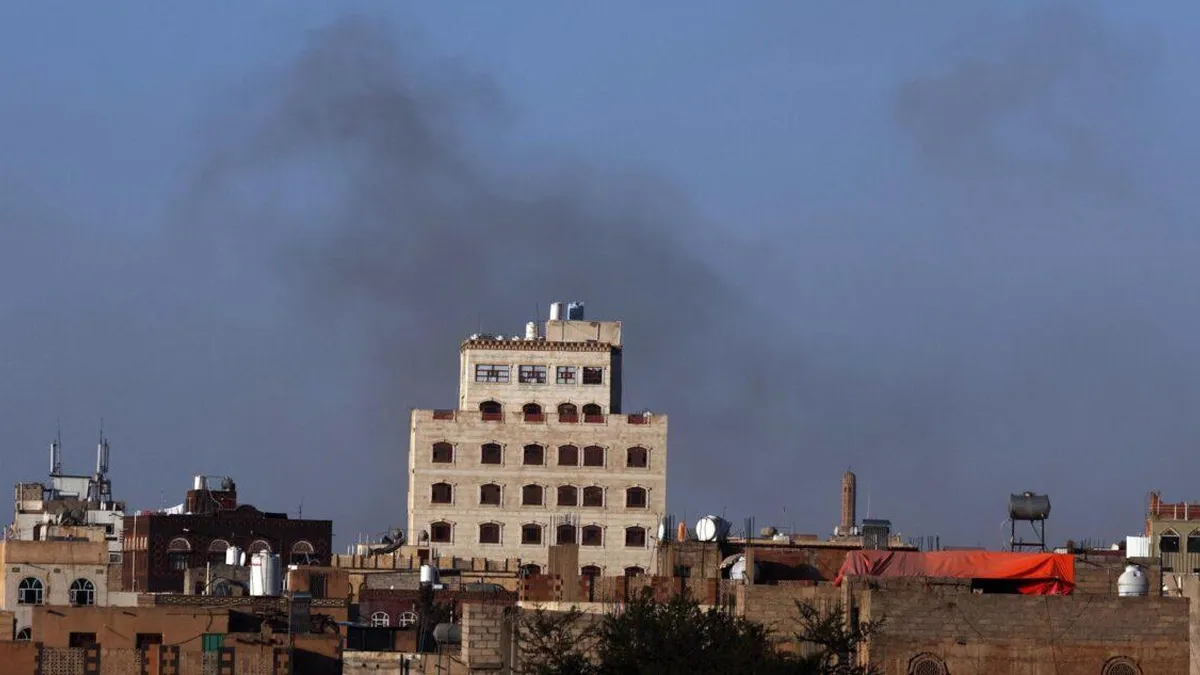 Cuatro muertos en bombardeos israelíes en Yemen; OMS confirma ataque en aeropuerto.