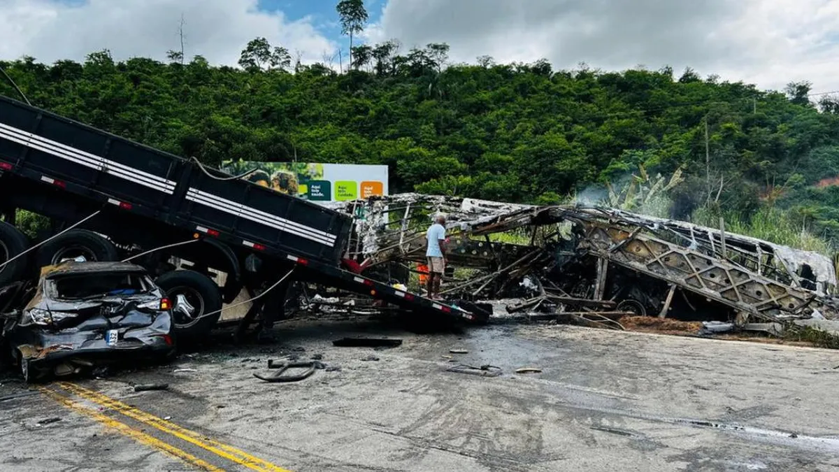 Tragedia en Brasil: al menos 32 muertos en choque y posterior incendio de un bus.
