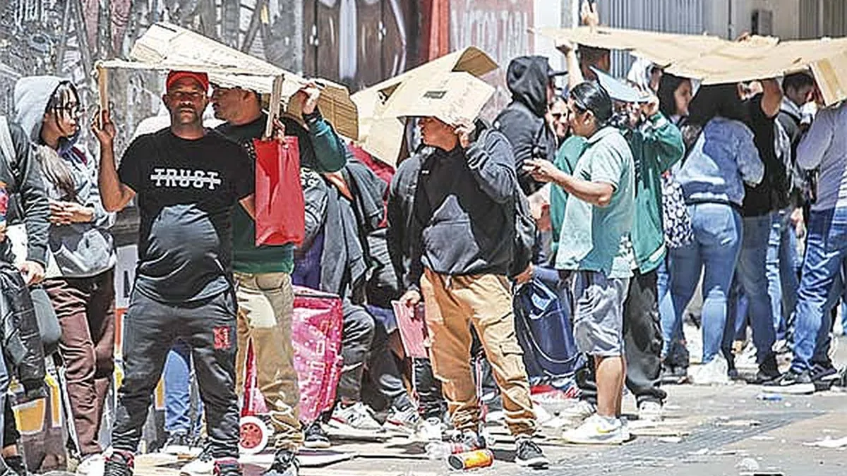 Confusión masiva en Estación Central por enrolamiento de extranjeros: ¿qué está sucediendo?