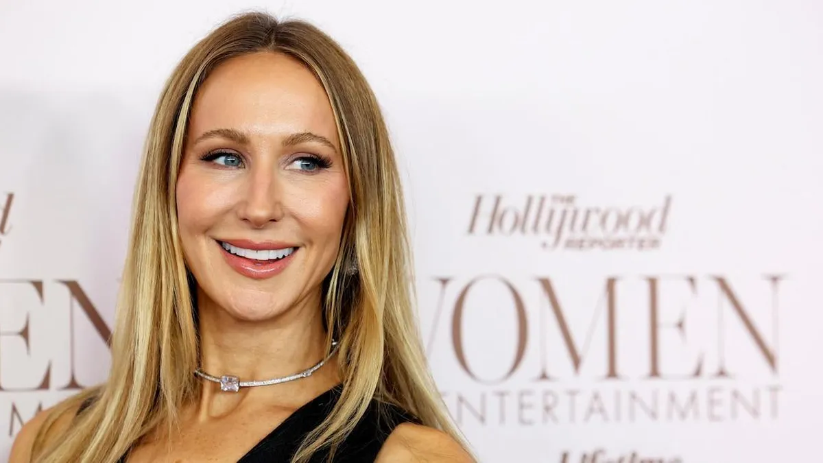 Nikki Glaser se prepara para un desafío sin precedentes como anfitriona de los Globos de Oro