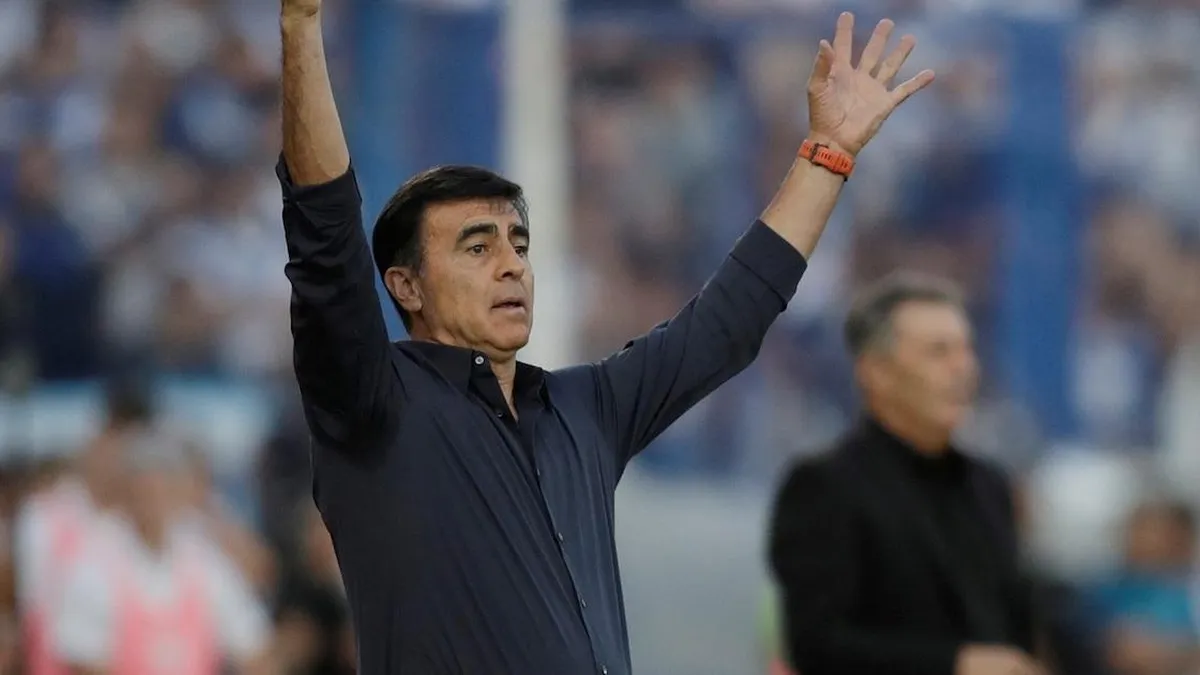 Gustavo Quinteros prioriza la boda de su hija y se ausenta en final de Vélez