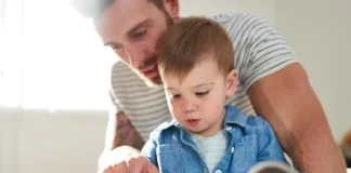 Descubre cómo los cuentos clásicos promueven hábitos de sueño saludables en los niños.