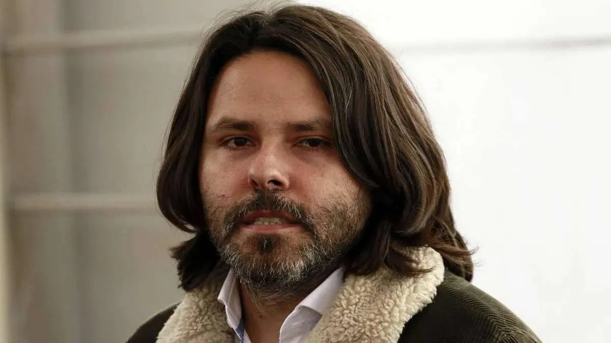 El regalo de Alberto Mayol a su hijo provoca intenso debate en redes sociales.