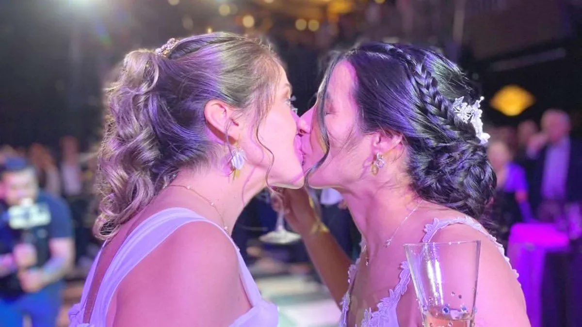 La pareja del fútbol chileno se casó y deslumbró en redes con sus románticas postales.