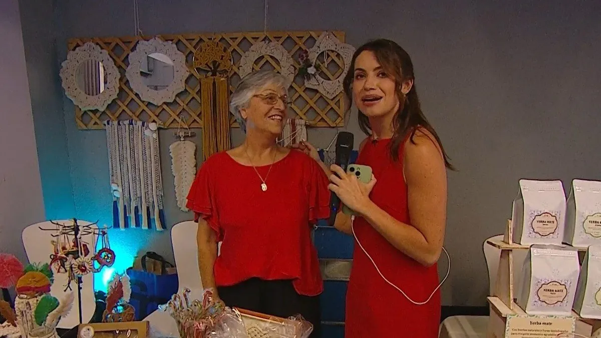 Natasha Kennard se reencuentra con su profesora en un emotivo despacho en vivo.