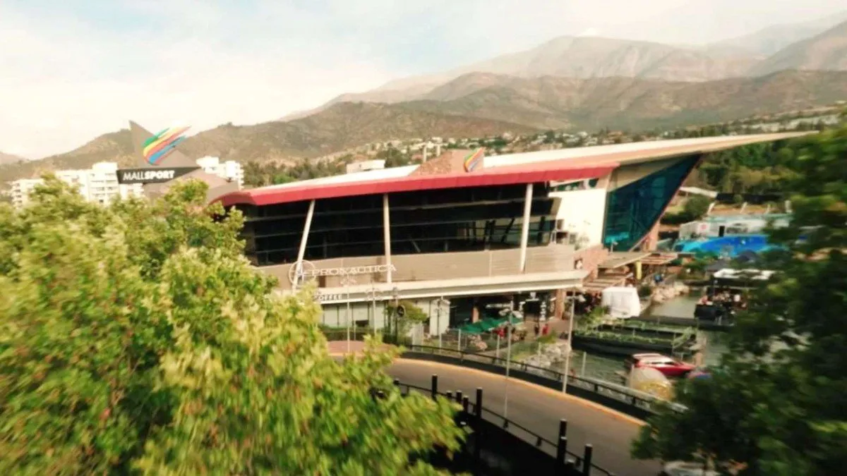 Asalto violento en Mall Sport: asaltantes rompen vitrinas y huyen con miguelitos.