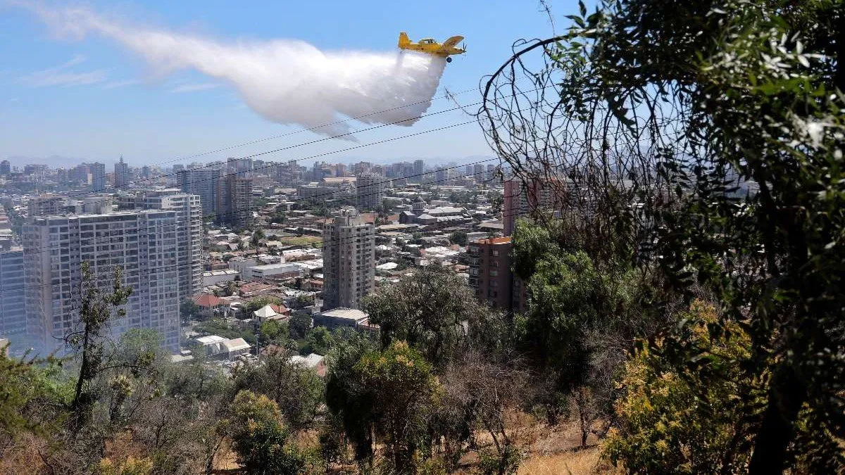 Incendio en Cerro San Cristóbal controlado, pero Parque Metropolitano sigue cerrado por precaución