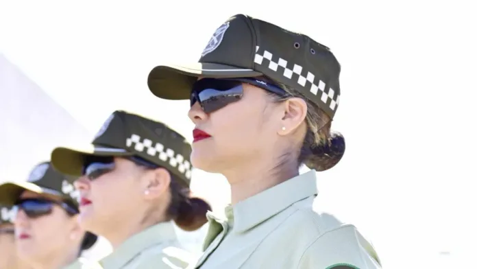 Nuevo uniforme de Carabineros: arma estilo 'Batman' y chaleco antibalas oculto.