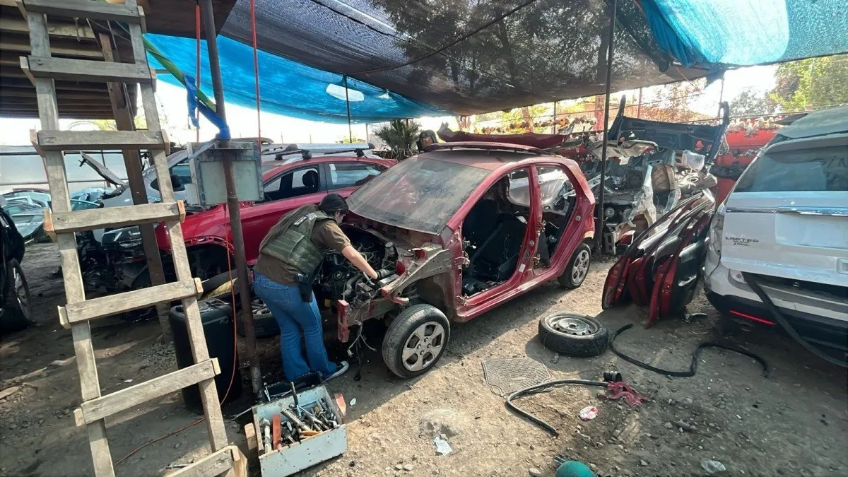 Cerca de 100 vehículos hallados en galpón de La Pintana: ¿qué se investiga?