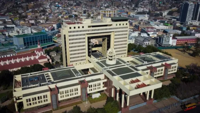 Bomberos en acción tras amago de incendio en el Congreso Nacional de Valparaíso.