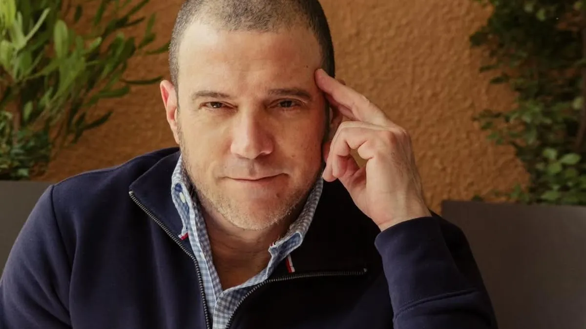 Julián Elfenbein fuera de pantalla: ¿qué futuro le espera tras cambios en Chilevisión?