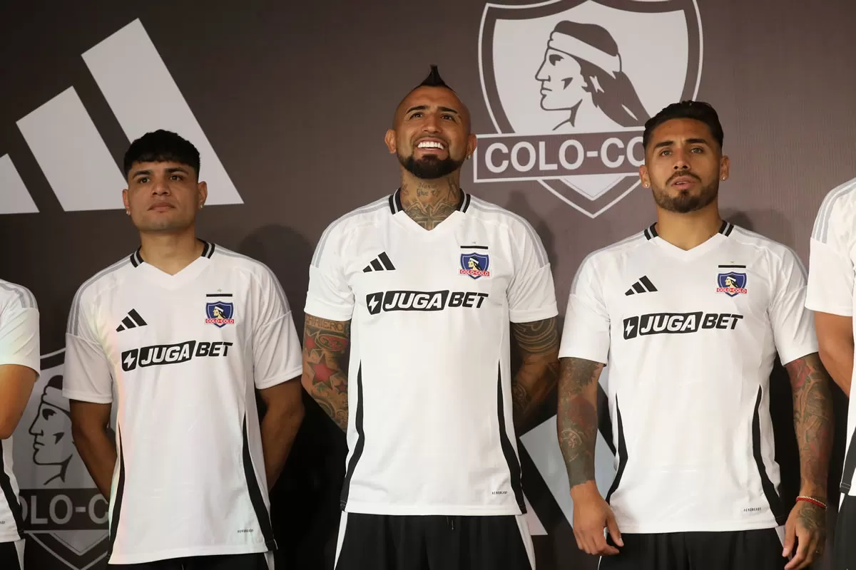 Colo Colo presentó su indumentaria 2025, un diseño sobrio y clásico, con Arturo Vidal y Esteban Pavez como protagonistas. Opiniones divididas en redes.