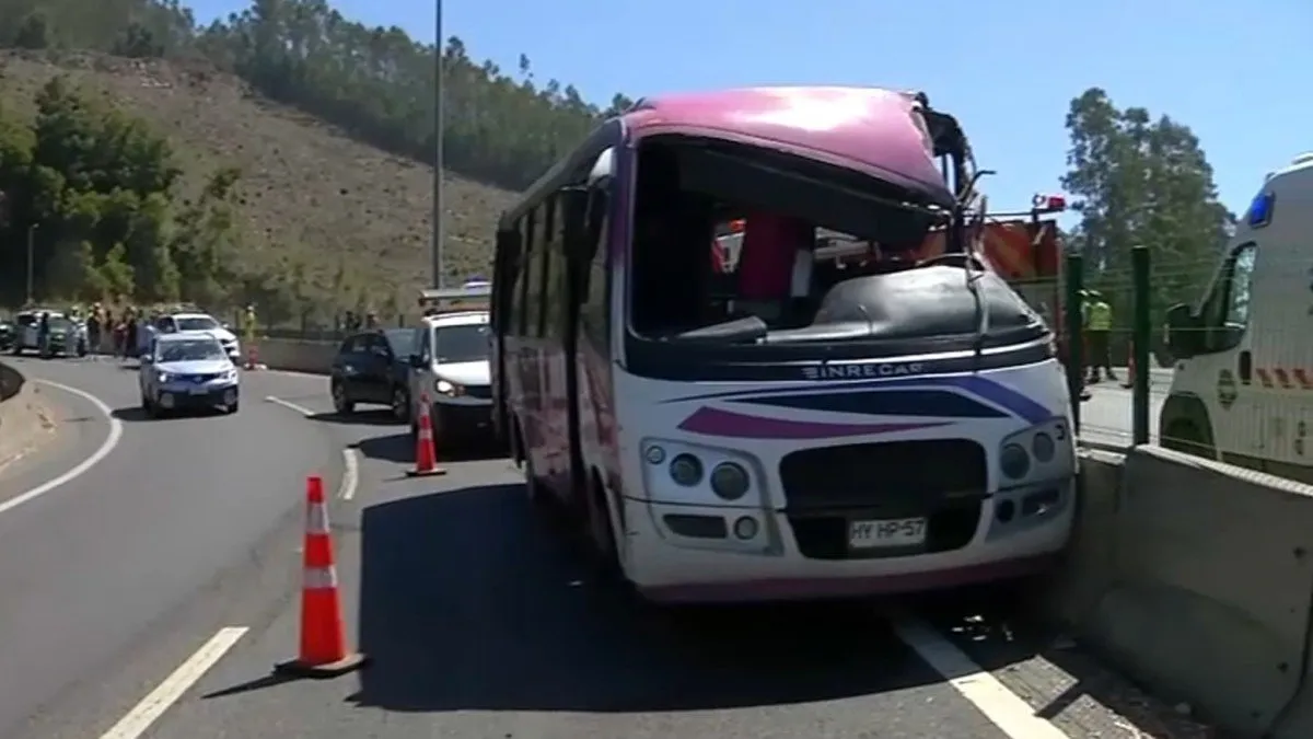 Tragedia en Lota: accidente de bus cobra 3 vidas y deja 11 heridos.