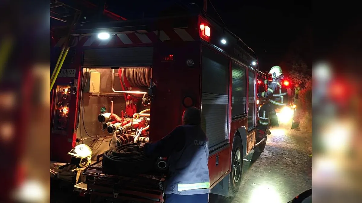 Bomberos de Los Ángeles enfrentan dos emergencias que destruyeron dos casas.