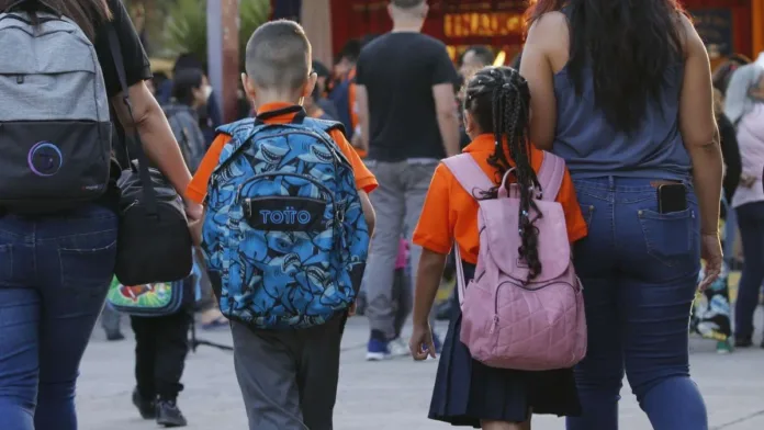 Marzo trae oportunidades: descubre bonos y becas para escolares de básica y media.