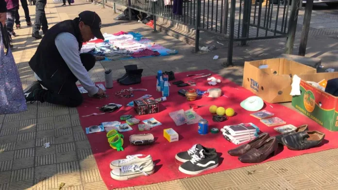 Una de cada tres personas compra productos en el comercio ilegal ambulante.