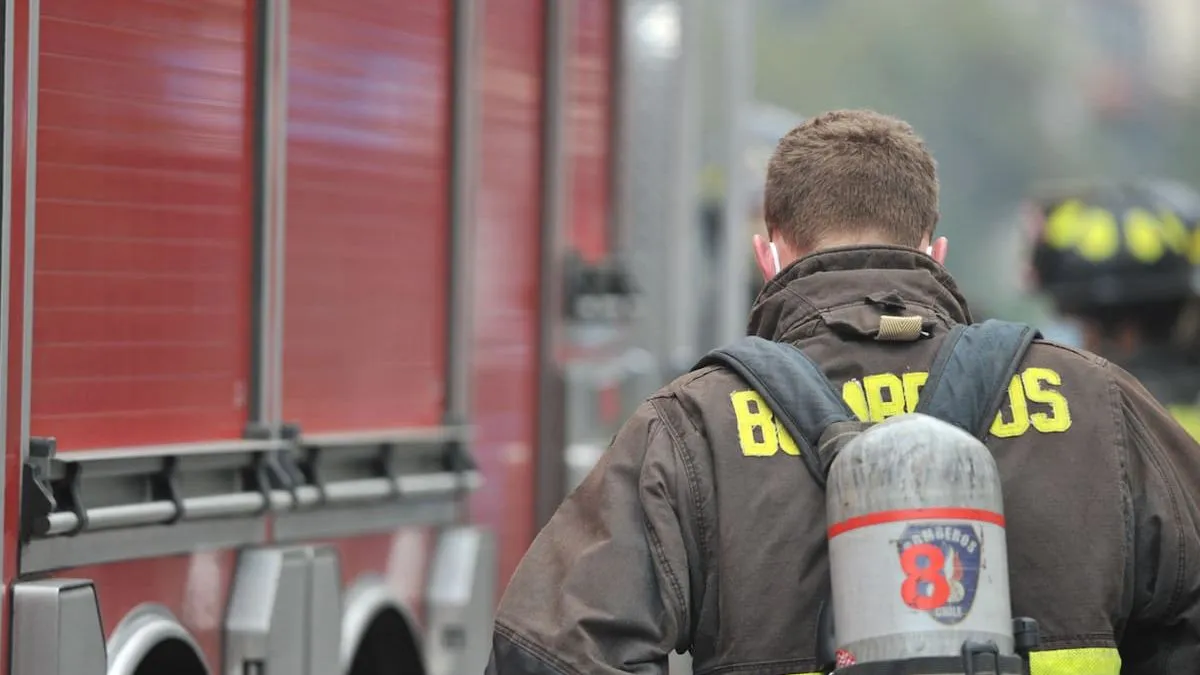 Emergencia en Santiago: evacuación de 30 familias tras incendio en cámara subterránea por posible robo de cables