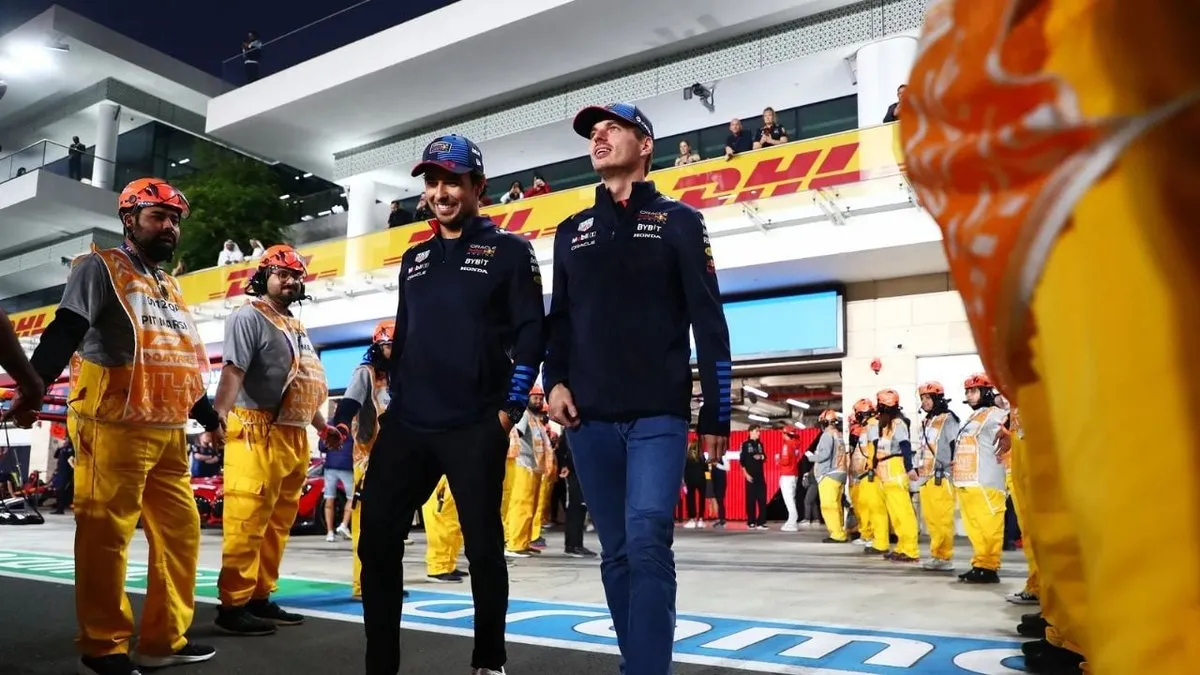 Descubre el precio de las zapatillas que usa Checo Pérez en su carrera.