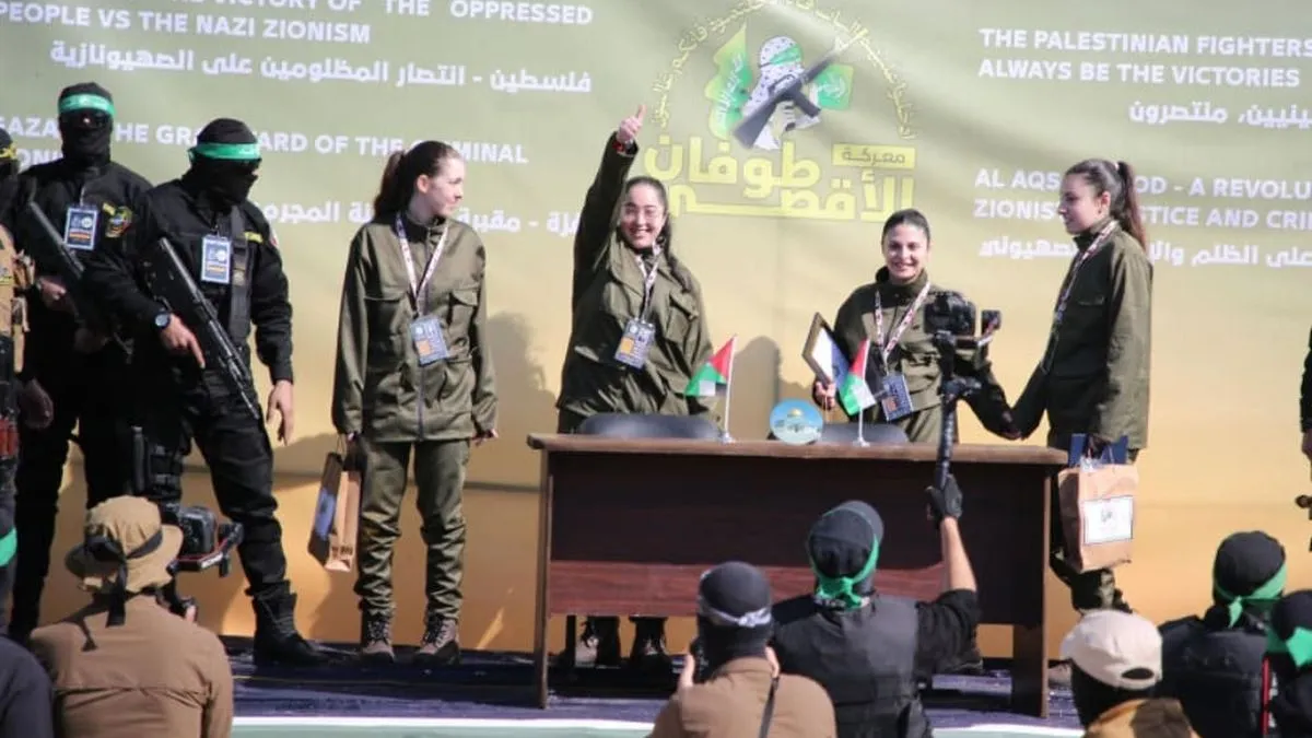 Hamás libera a cuatro soldadas israelíes en ceremonia en Gaza, mientras se espera su regreso a Israel