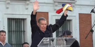 El régimen venezolano amenaza con arrestar al opositor Edmundo González a su regreso.