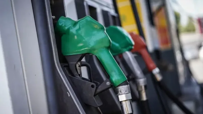 Nueva alza en bencina: precios de combustibles aumentarán desde este jueves.