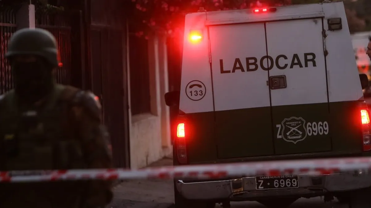 Detienen a hombre de 35 años por posible conexión en muerte de mujer en Estación Central.