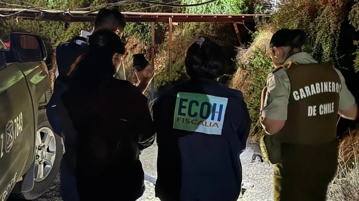 Cadáver de hombre apuñalado encontrado en canal de Puente Alto.