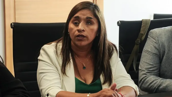 Campillai propone debatir proyecto para suspender dieta de parlamentarios desaforados.