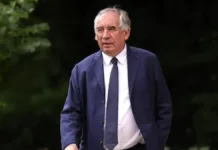 El gobierno de Bayrou enfrenta amenazas de moción de censura por parte de la oposición.