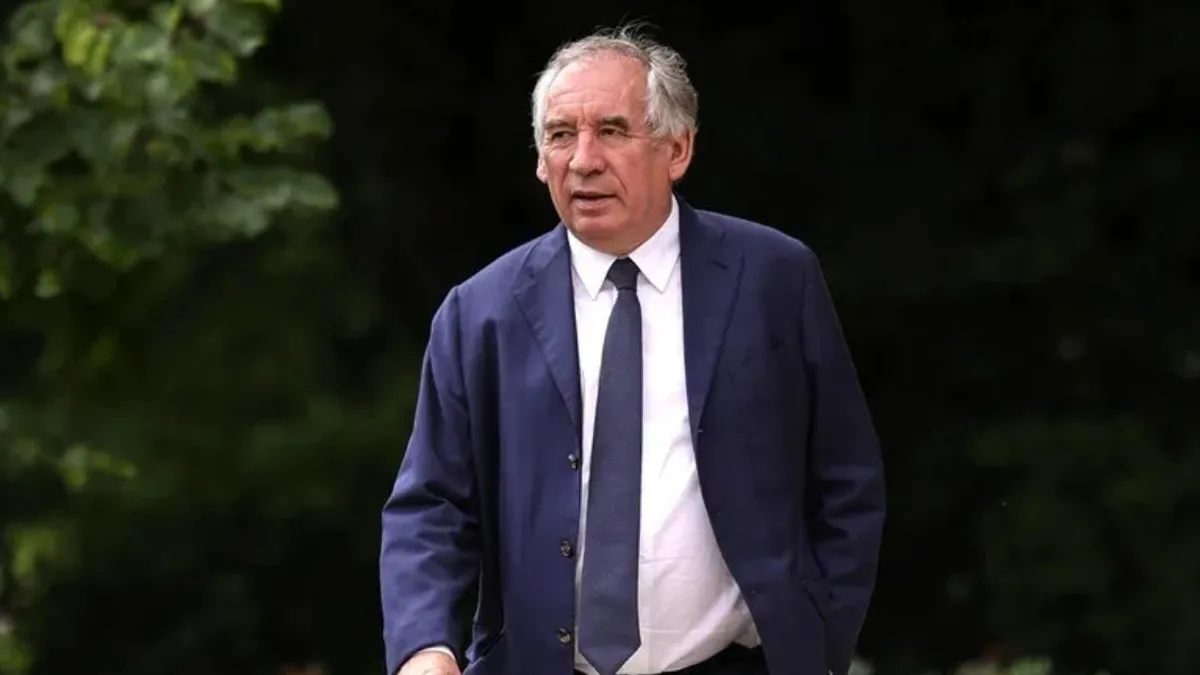 El gobierno de Bayrou enfrenta amenazas de moción de censura por parte de la oposición.