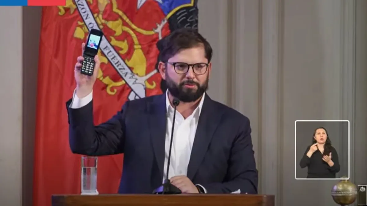 Presidente Boric critica el uso del celular en Congreso Futuro y opta por uno sin internet.