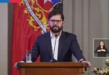 Gabriel Boric desafía a autoridades a dejar el celular durante su discurso.