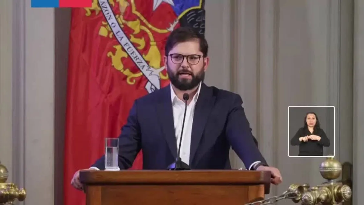 Gabriel Boric desafía a autoridades a dejar el celular durante su discurso.