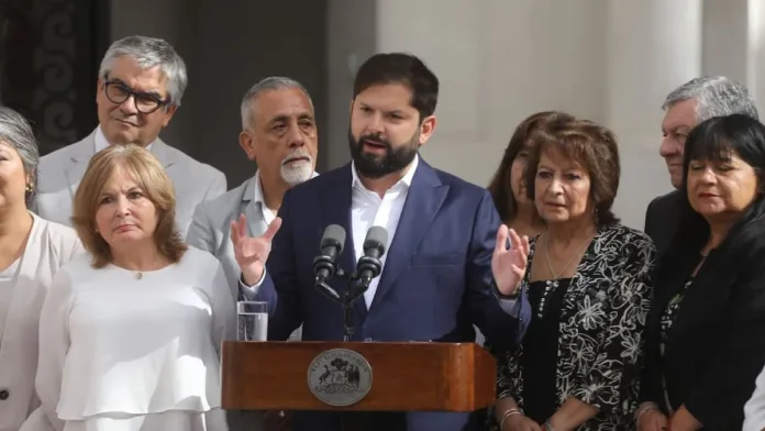 El Presidente Boric celebra la histórica aprobación de la reforma de pensiones.