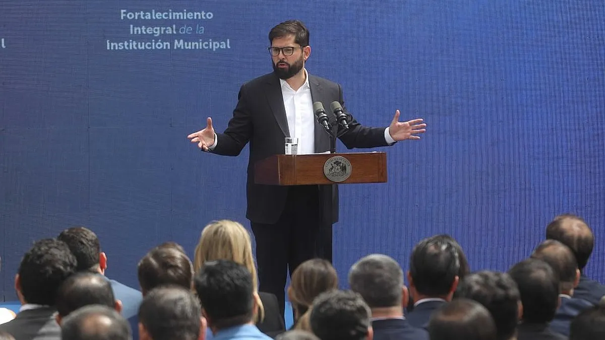 Boric descarta el “síndrome del pato cojo” y reafirma compromiso con los alcaldes hasta el final de su mandato