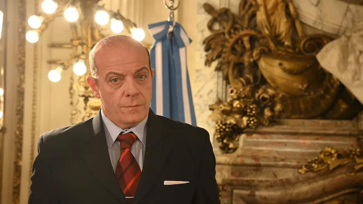 Domingo Cavallo en las primeras imágenes de la serie "Menem".