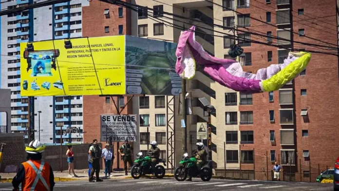 Accidente en Iquique: dos personas atrapadas en cableado tras caída de parapente.