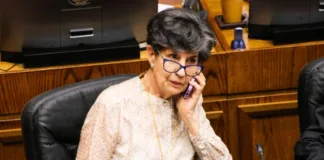 La senadora Allende cuestiona la lenta reconstrucción tras el megaincendio en Valparaíso.