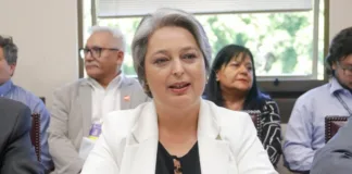 La ministra Jara defiende la reforma de pensiones ante críticas de aseguradoras estadounidenses.