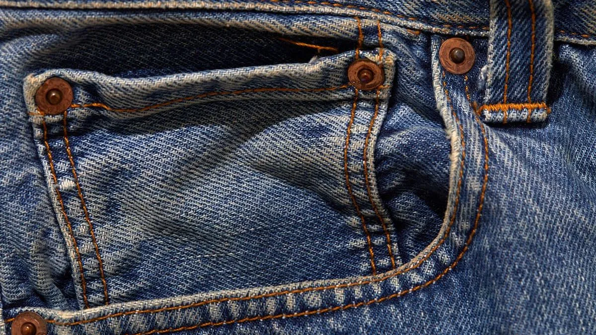 Los remaches en jeans: funcionalidad y estilo que protegen y embellecen la prenda.