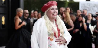 Joni Mitchell desata polémica al criticar a Bob Dylan sin tapujos.