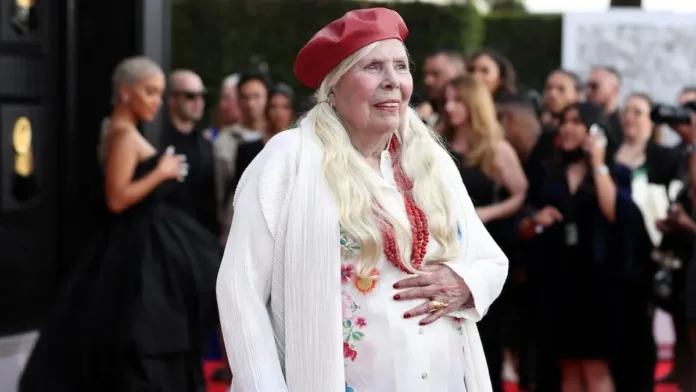 Joni Mitchell desata polémica al criticar a Bob Dylan sin tapujos.