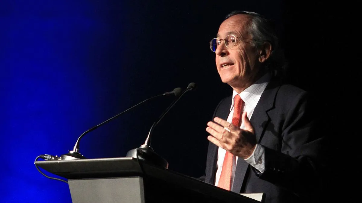 José Piñera celebra reforma de pensiones mientras el gobierno destaca cambios tras 43 años de dictadura