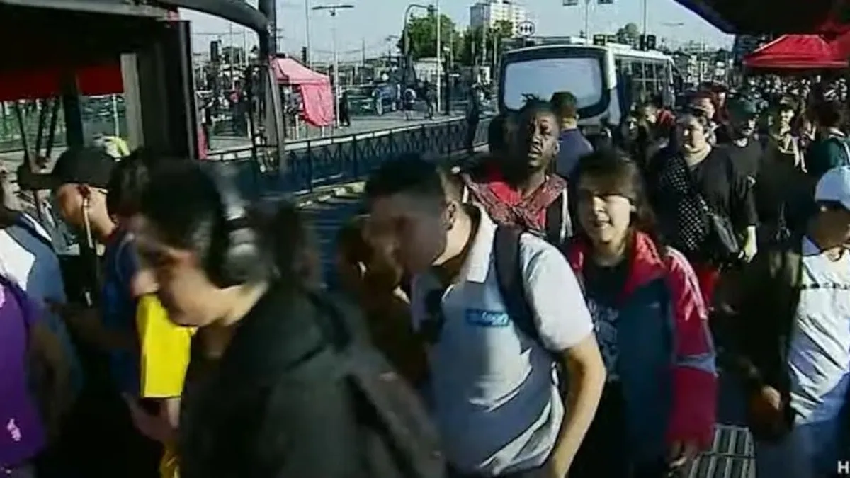 Cierre inesperado de siete estaciones del Metro genera caos en la mañana de los usuarios